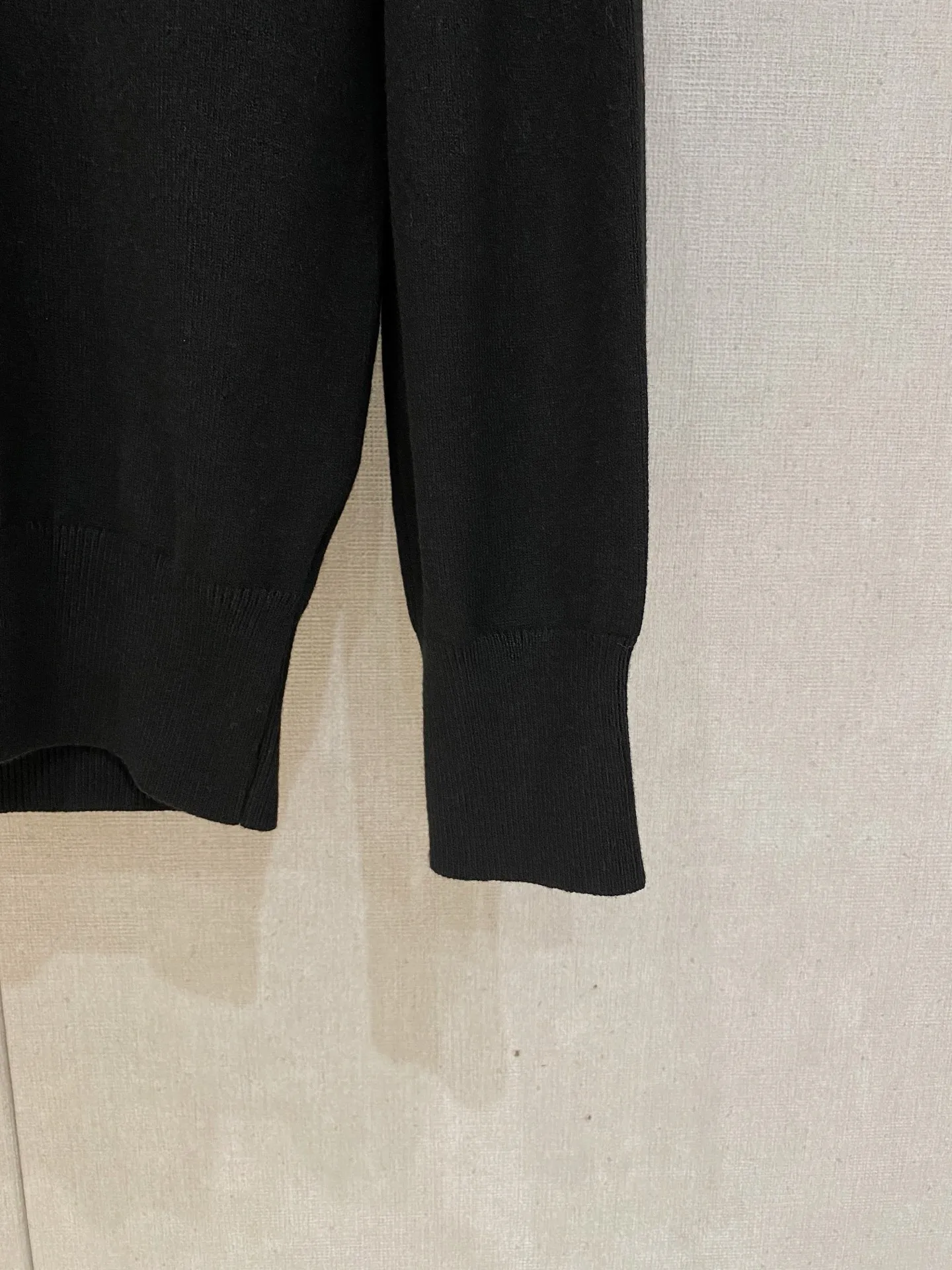 P110，〖 𝐌𝐎𝐍𝐂𝐋𝐄𝐑~ 〗 Premium Series Premium Factory Quality 、 、 ： Black White Sizes：M L XL 2XL 3XL